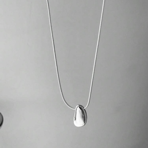 - Gorgeous modern necklace - Picture 3 of 6